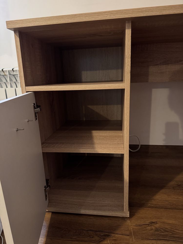 Biurko z szufladami i szafką – stylowe i funkcjonalne