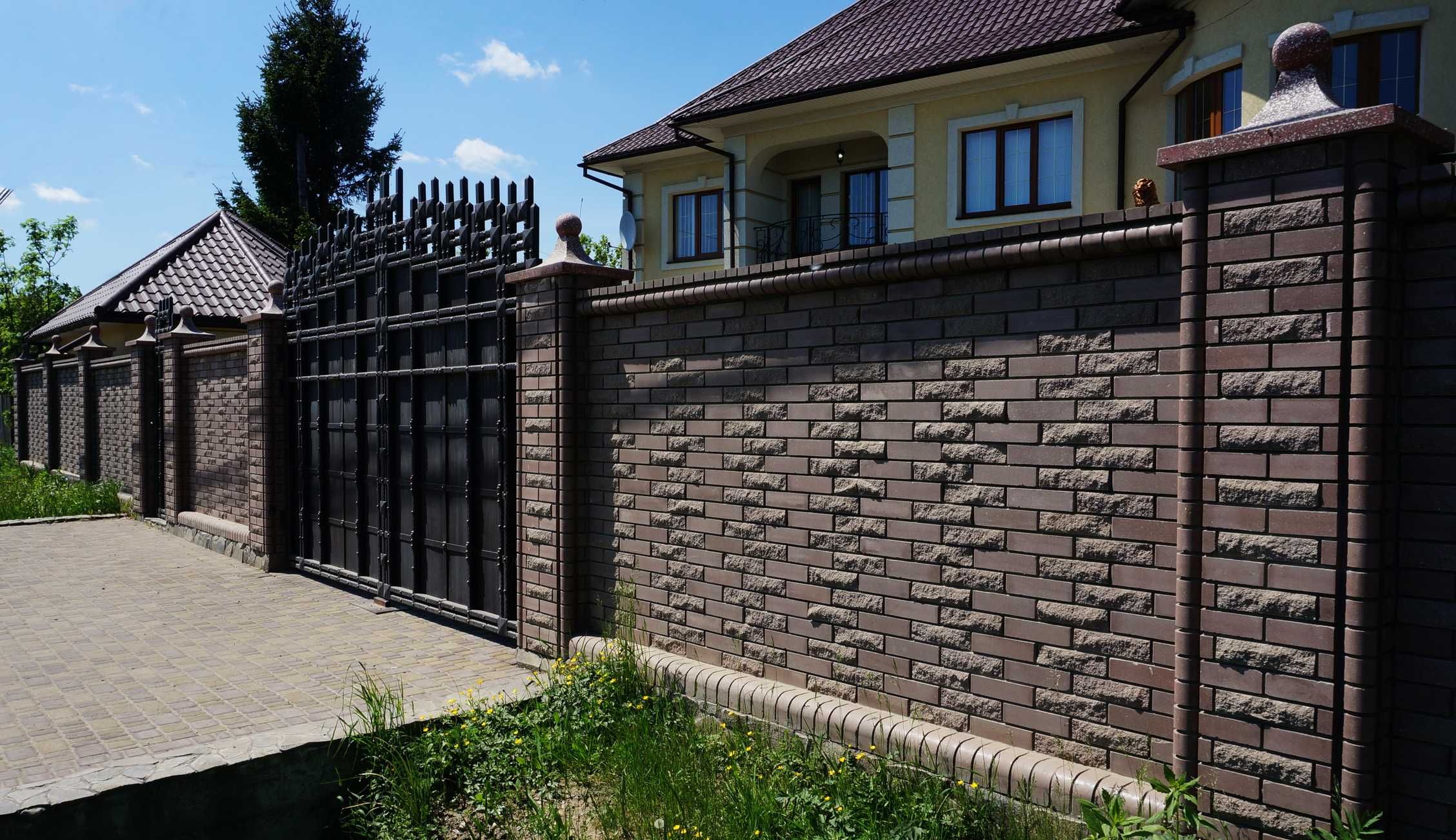 Паркан з цегли-конструктор 20м за 2 дні.