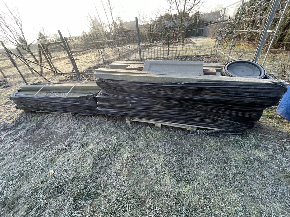 Słupki betonowe do siatki zastrzały metalowe ceowniki do podmurówki.