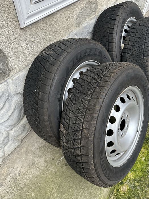 Bridgestone Blizzak bm v2  215/65 R16 98S