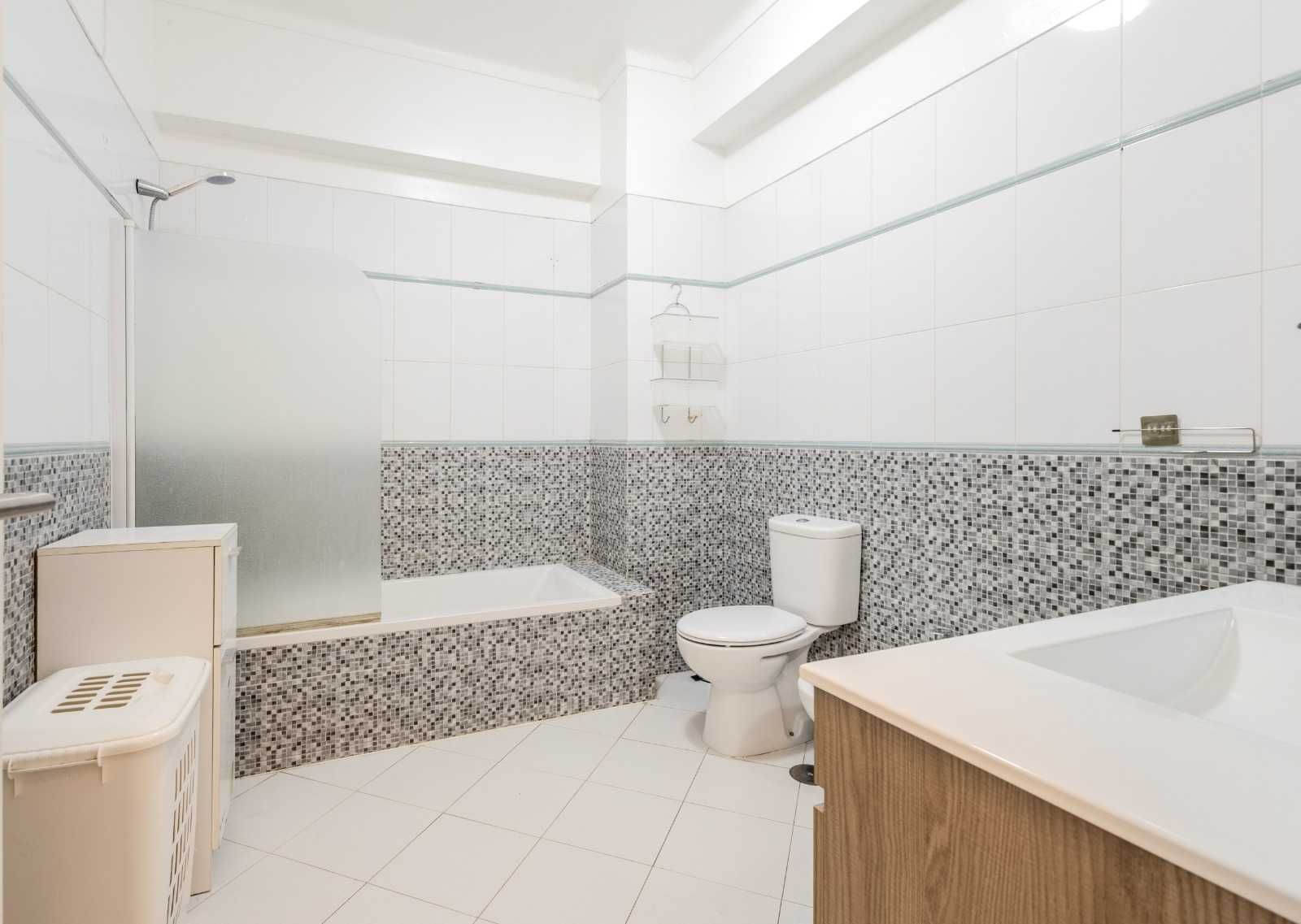 Quarto espaçoso com cama de casa e roupeiro embutido