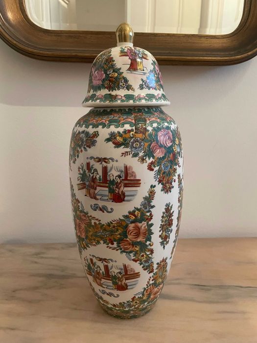 Pote Oriental com figuras