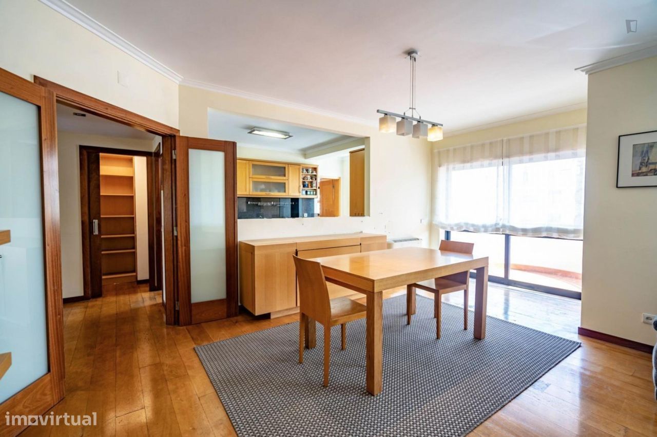 516983 - Quarto com cama de casal em...