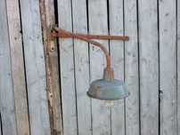 Stara lampa ogrodowa na wysięgniku