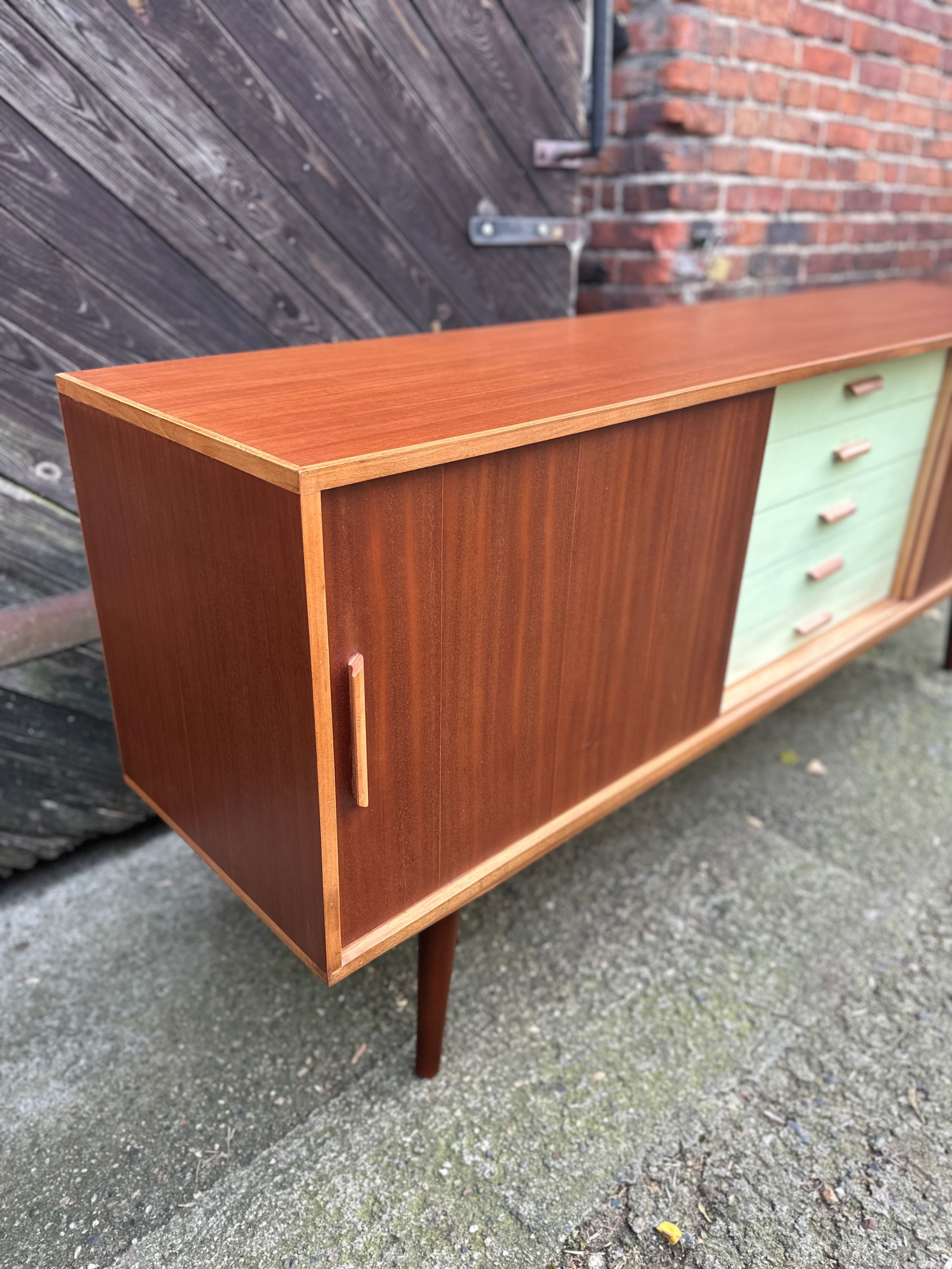 Duńska szafka / kredens / komoda / sideboard klasyczny machoniowy 80s