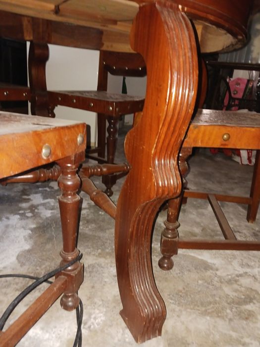 Mesa Extensível de Madeira + 6 Cadeiras em Couro Gravado