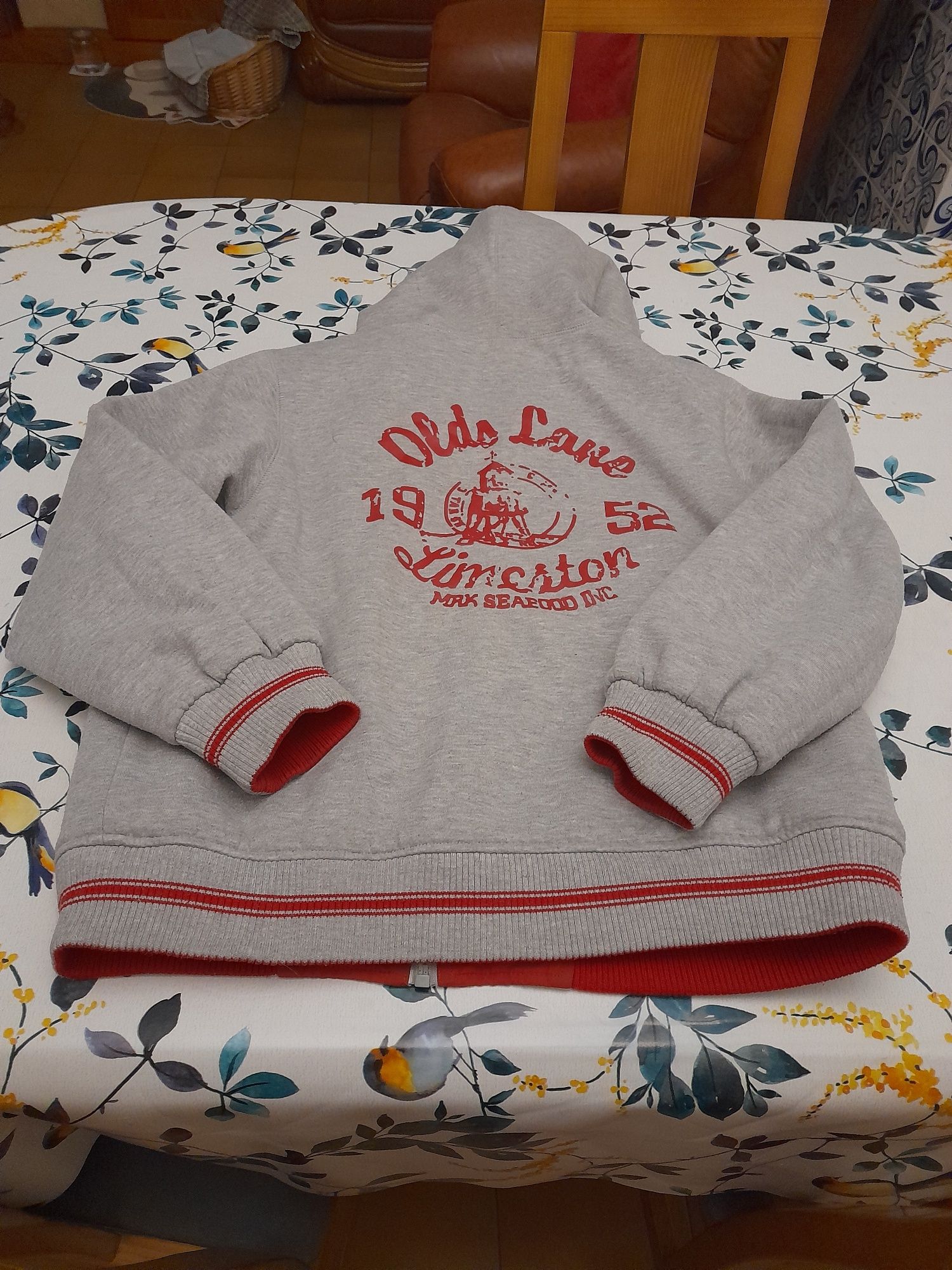 Blusão reversível vermelho e cinza com carapuço (Tam L/XL)