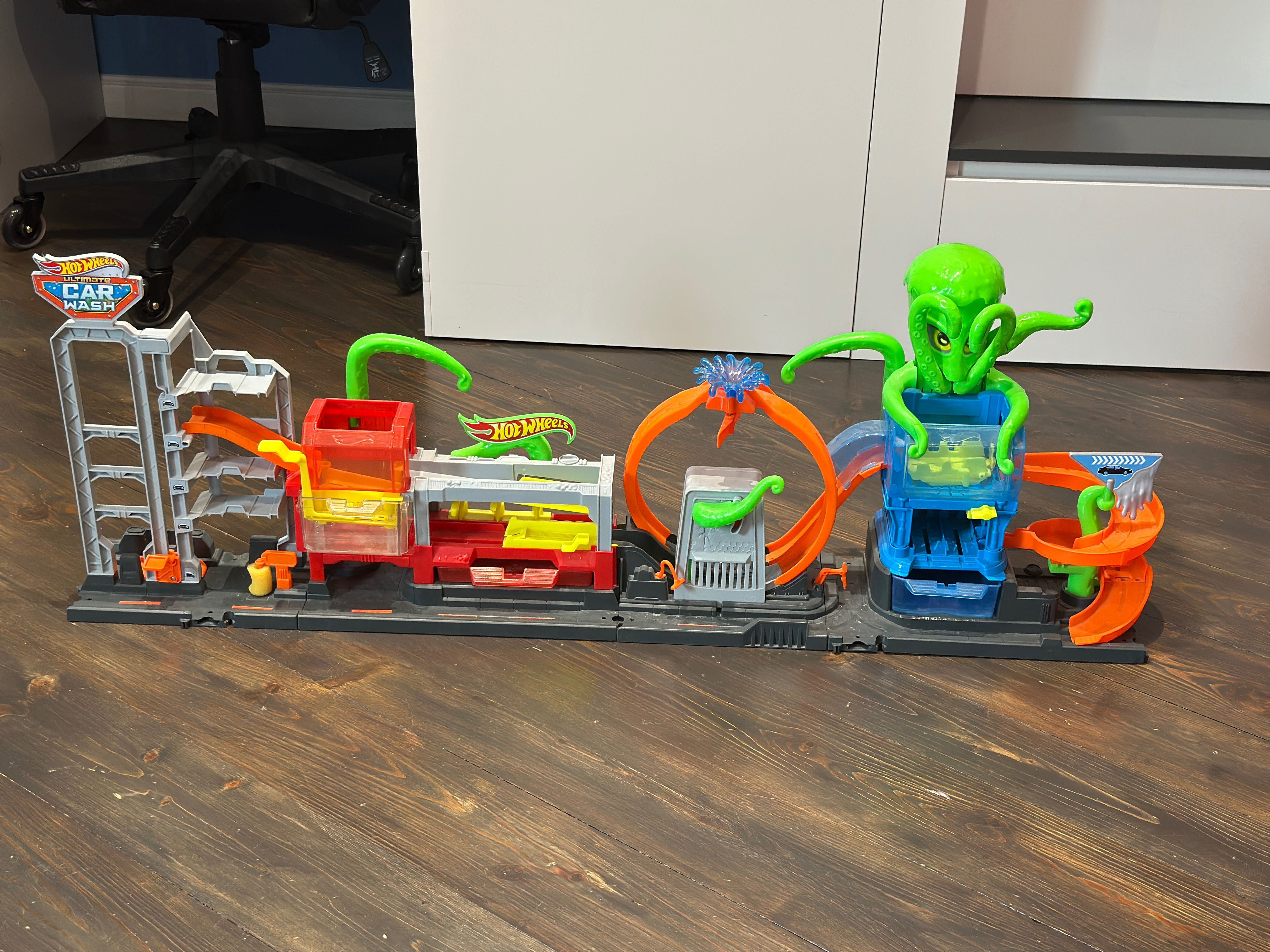 Hot Wheels City Color Reveal Megamyjnia Atak Ośmiornicy