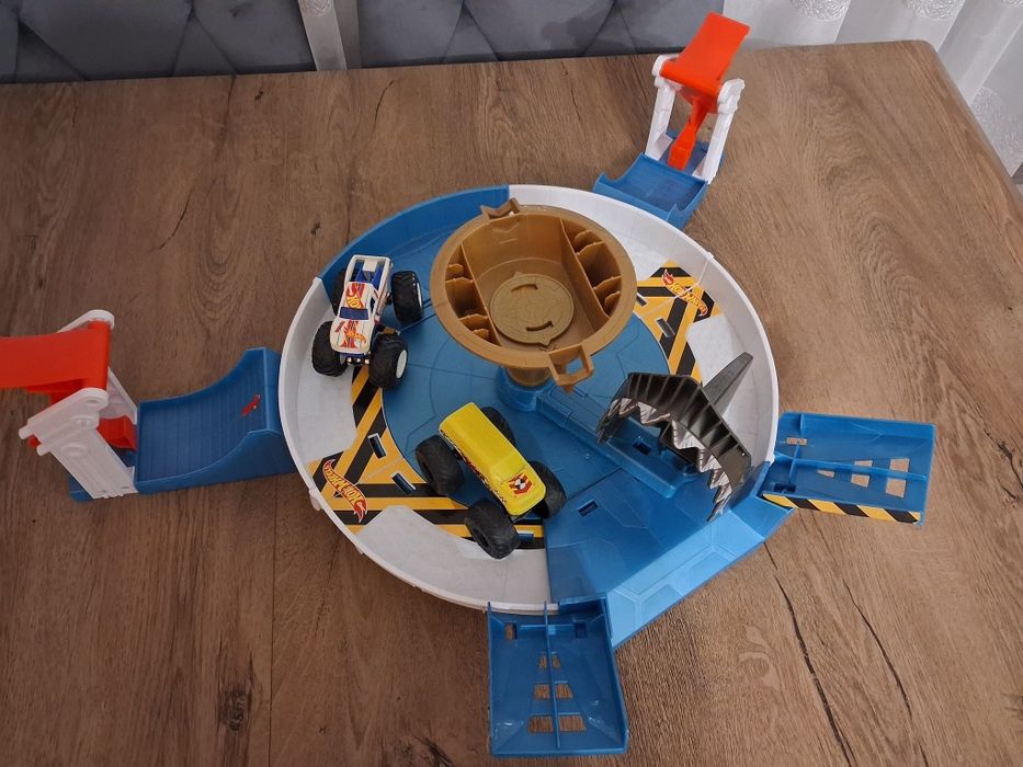 HOT WHEELS TOR MONSTER truck zestaw atak rekina wyrzutnia