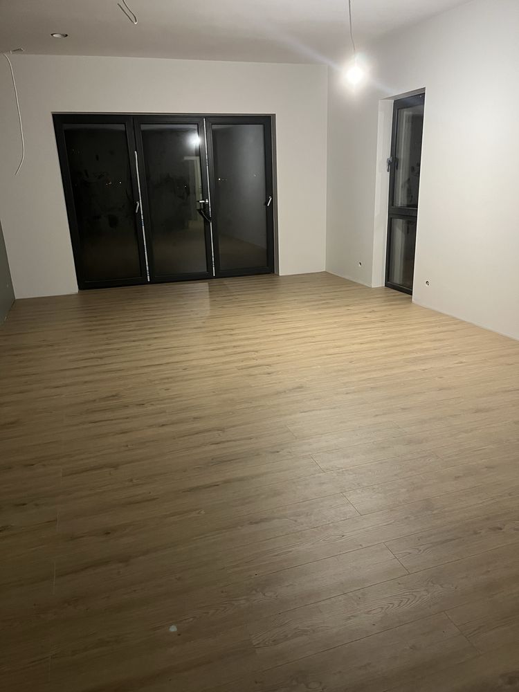 Montaż Drzwi,Paneli podłogowych typu jodełka winyl-laminat klasyczne