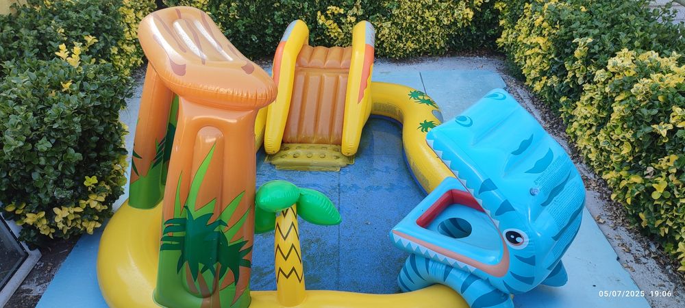 Piscina criança dinossauros