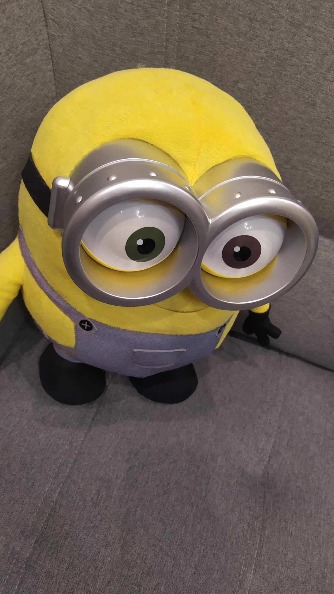 Minionek Bob, Minions śpiewa i świeci oczami duży 36 cm