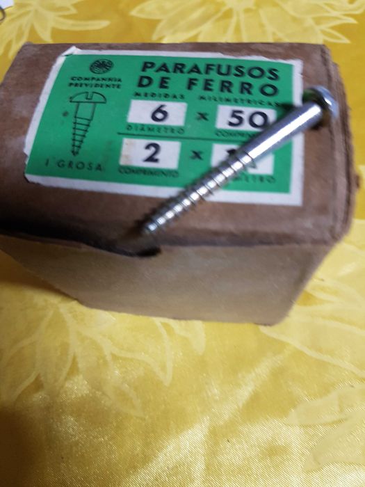 caixas de parafusos novos