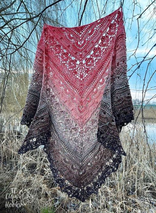 Szydełkowa chusta w czerni i ciepłych różach, boho, romantyczna