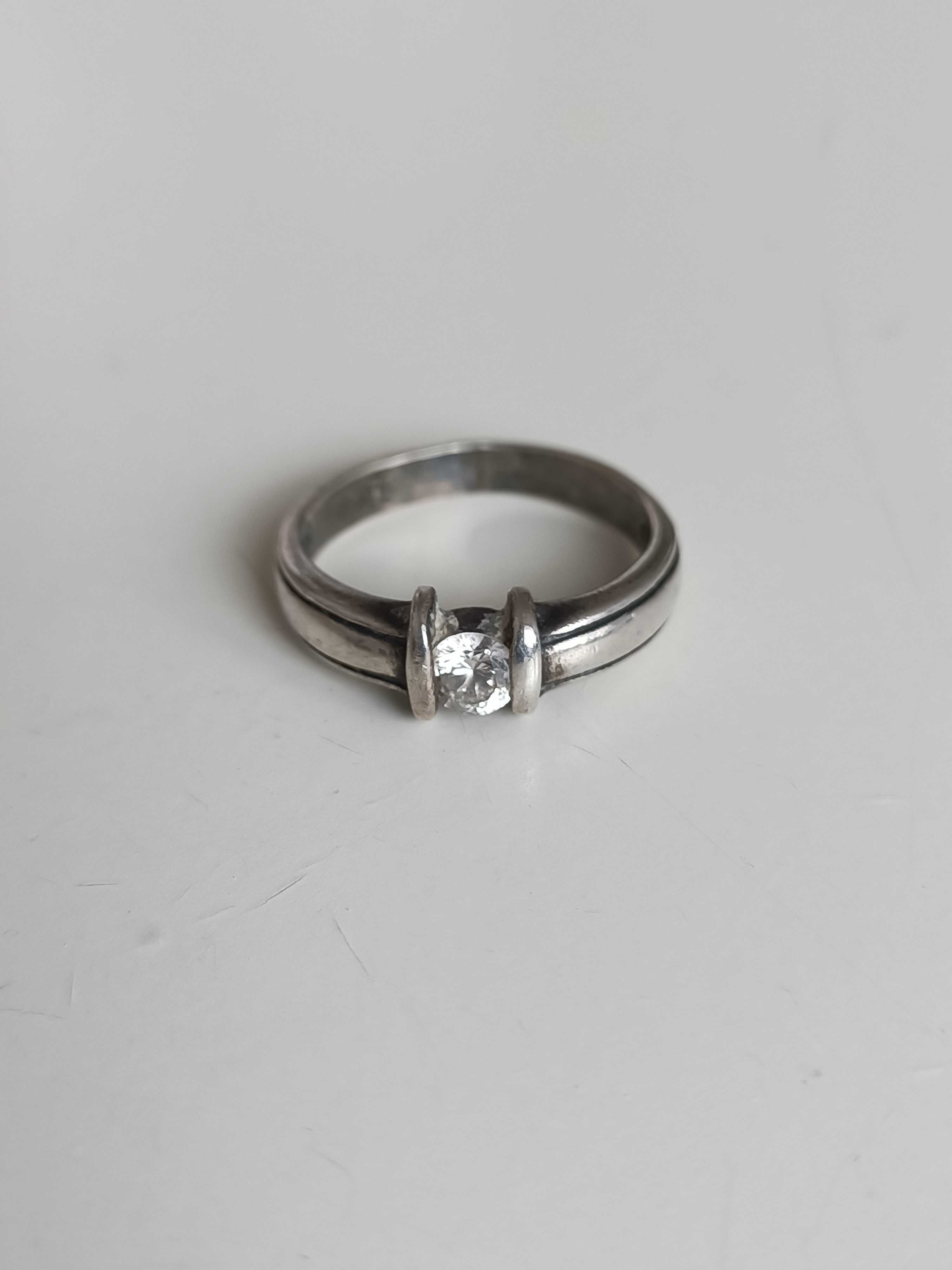 Srebrny pierścionek obrączka srebrna oksydowane cyrkonią  rękodzieło