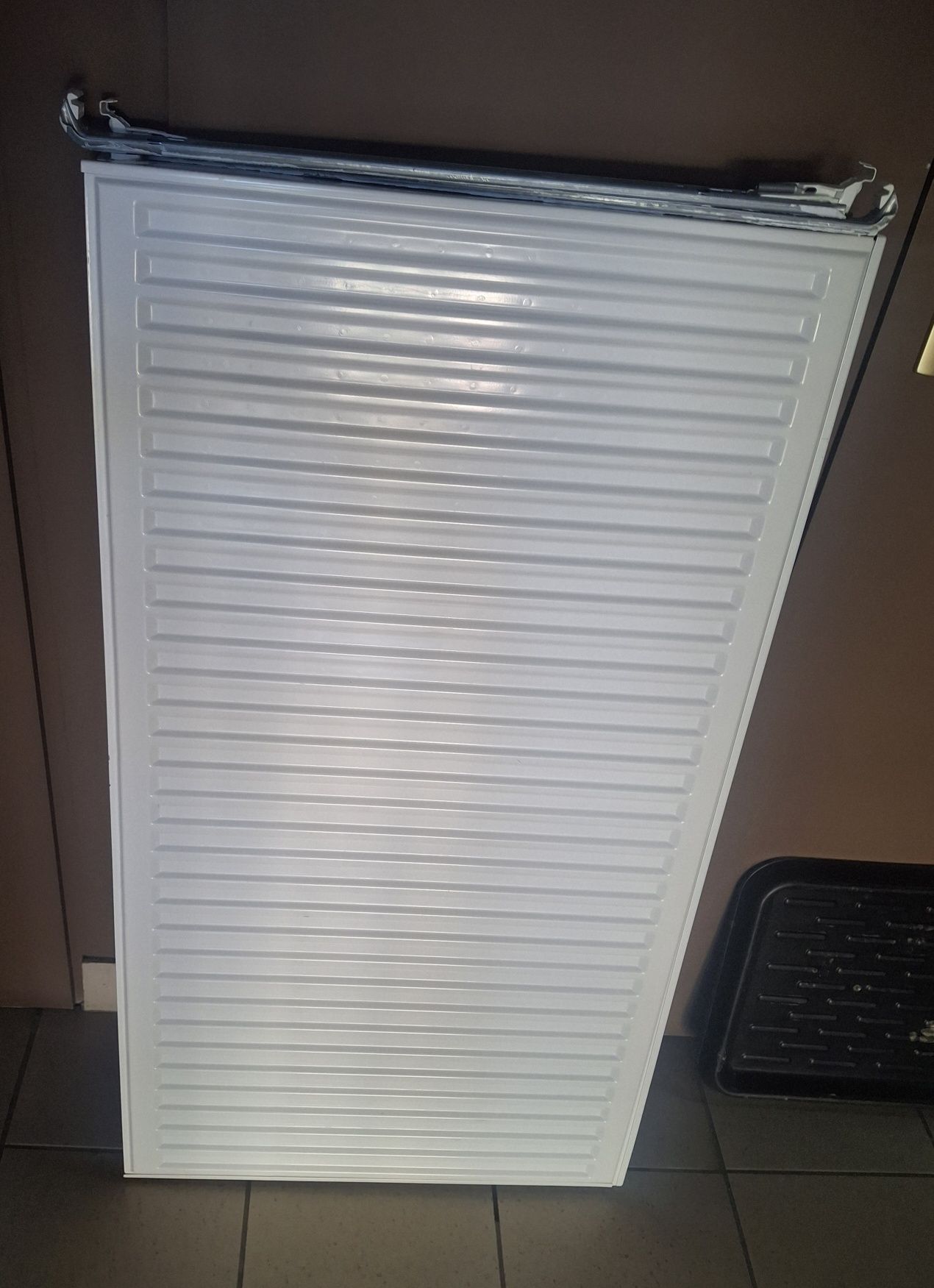 Grzejnik dwukomorowy 600x900 mm z termostatem i wieszakami