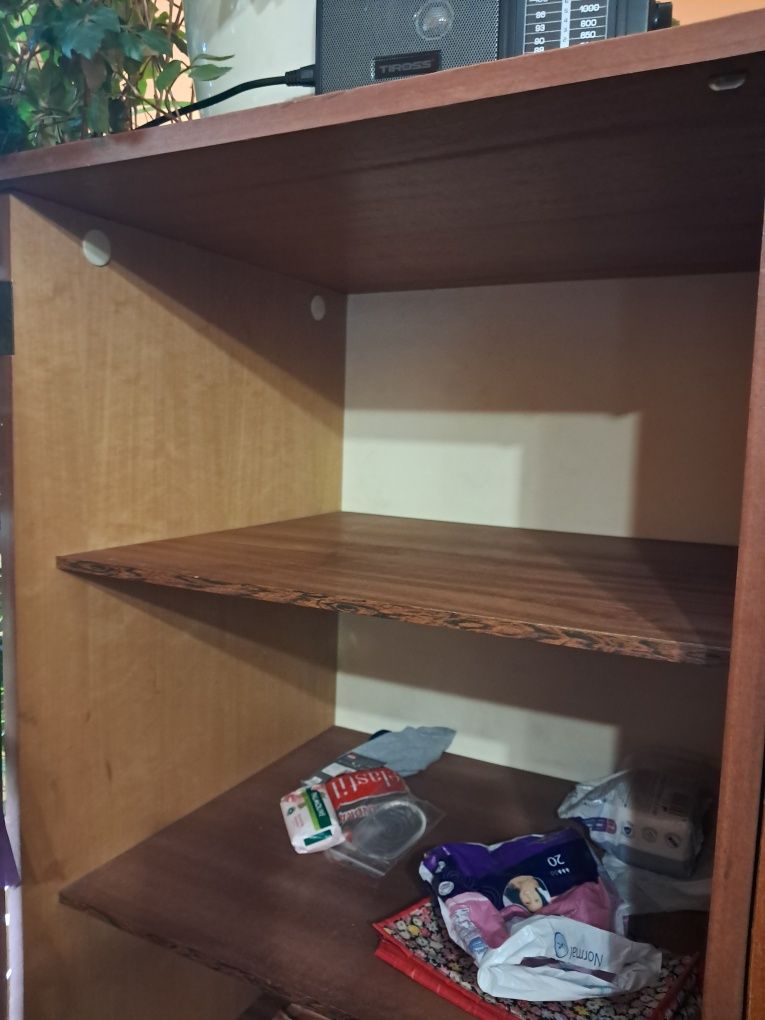 Stara szafa na nóżkach