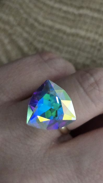 Cudowny pierścionek regulowany z opalizujacym oczkie.