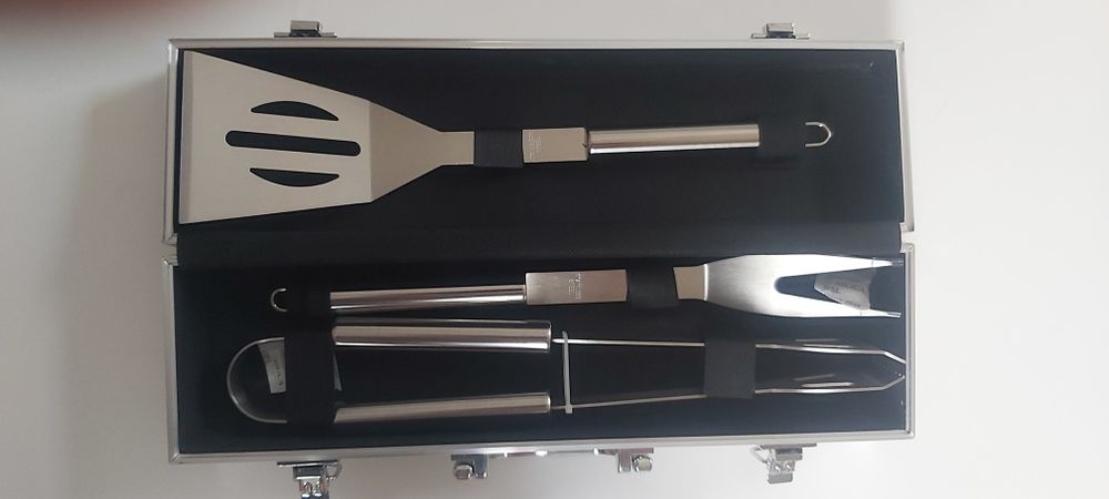 Zestaw do grillowania w metalowej walizce