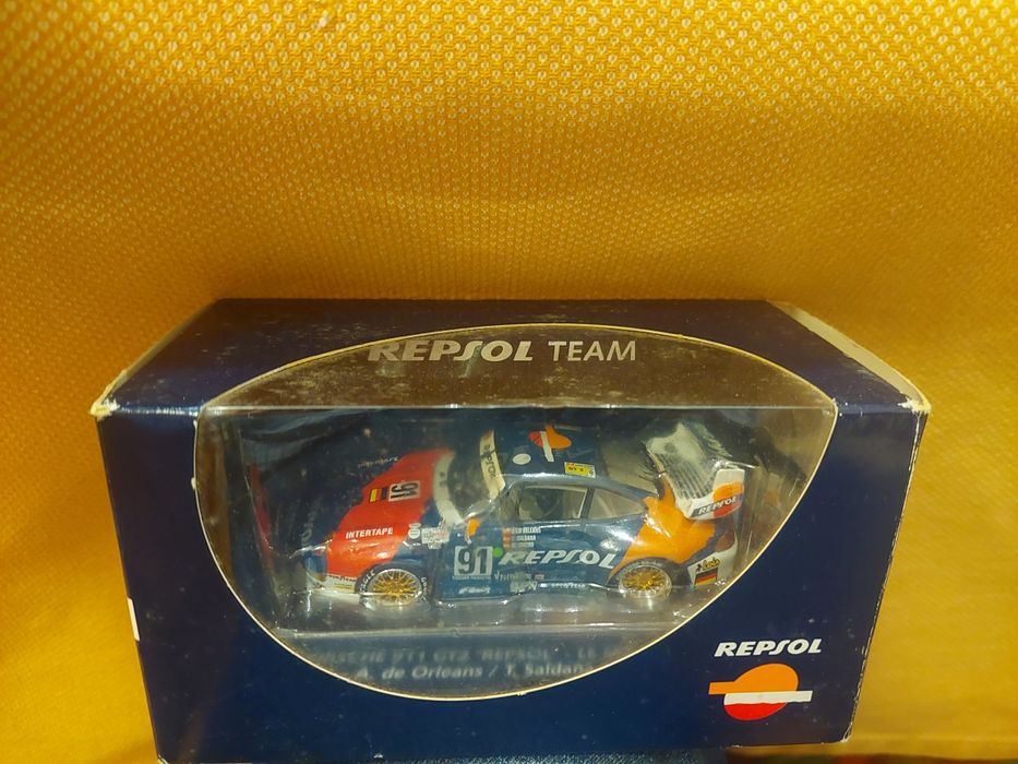 2 carros repsol antigos nas caixas