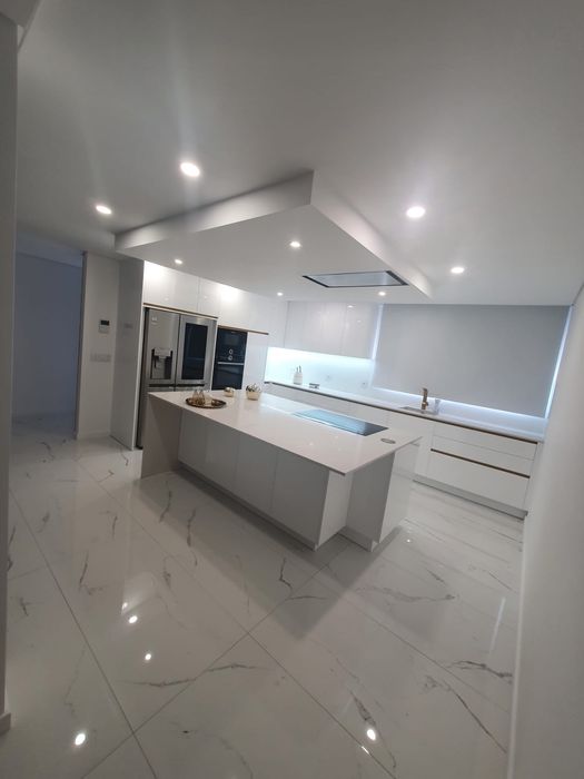 Coisinhas por medida em hidrófobo lacado ,brilho ou mate ,e folhas de madeira,com ferragens da Blum