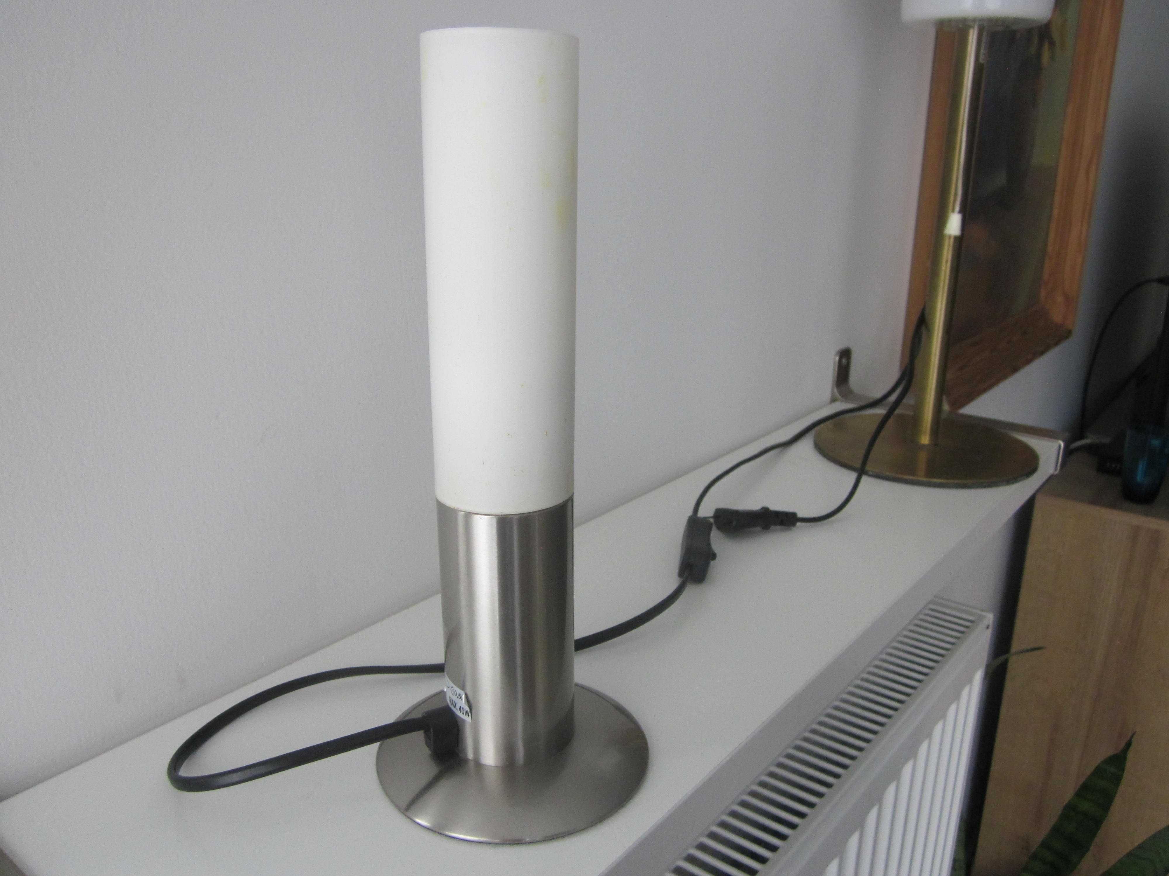 metalowa lampka z białym kloszem