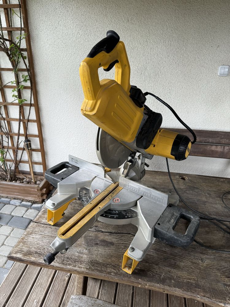 Ukosnica DeWalt DWS778