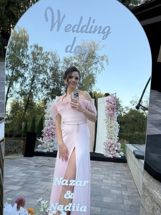 Вечірня сукня з пірʼям