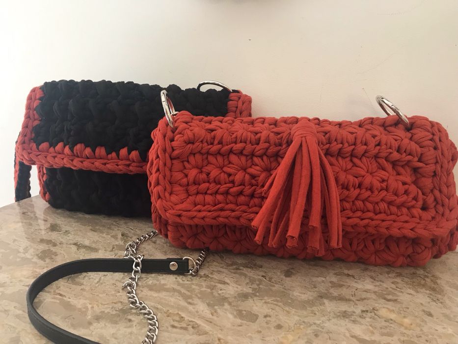 Bolsas em fio de malha de crochê