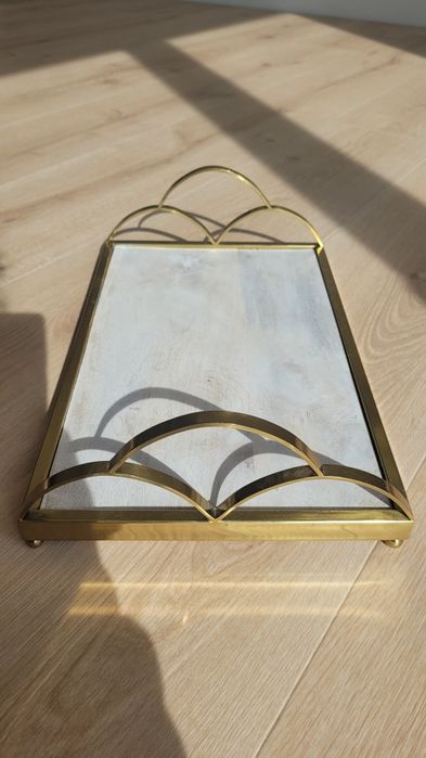 Taca drewniana ze złotymi uchwytami