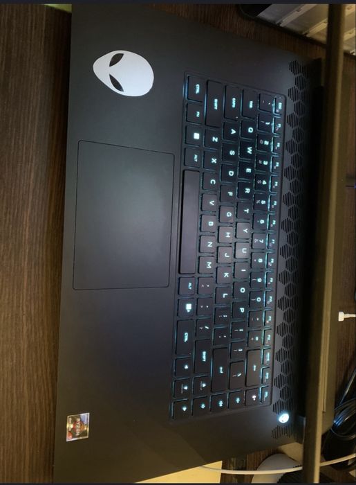 Dell Alienware 17 r5 AMD 6900HX  Radeon 6850M 12GB DDR 32GB SSD 1Tb