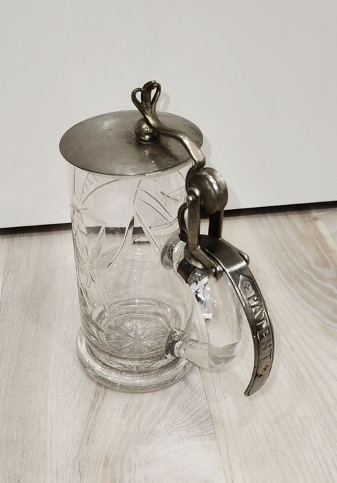 Stary, zdobiony kufel do piwa. Patent.