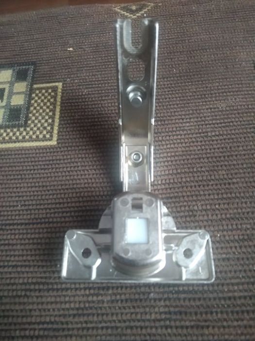 Zawias meblowy z prowadnikiem