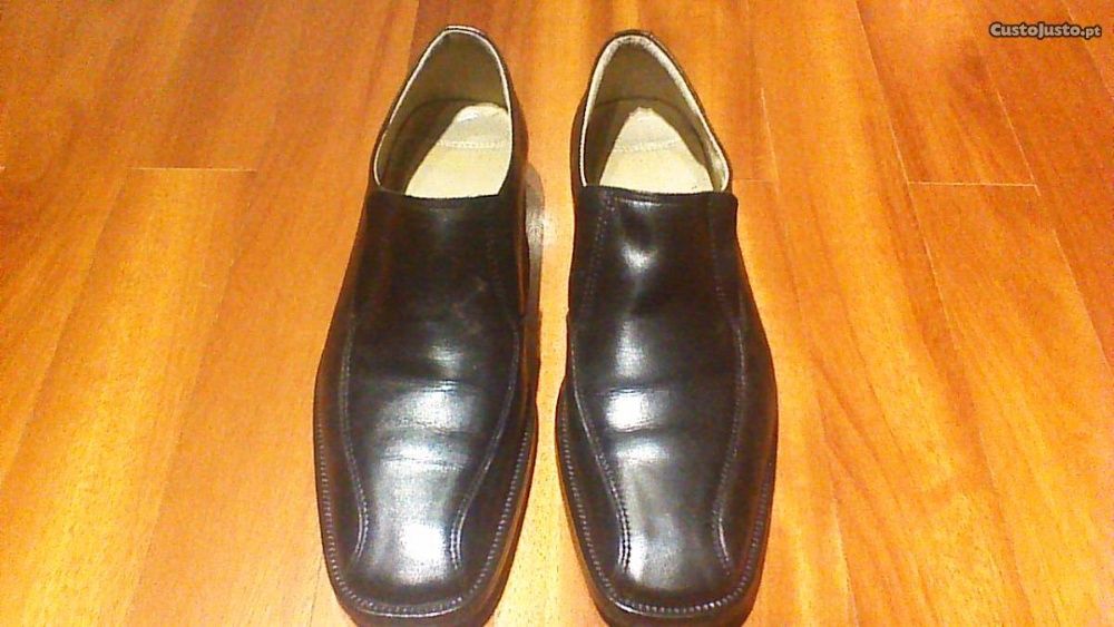 Sapatos Clássicos Pretos - Tamanho 39 - NOVOS!