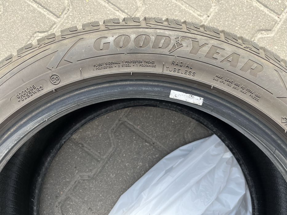Opony zimowe 235/50R17 100V Goodyear - komplet x4
