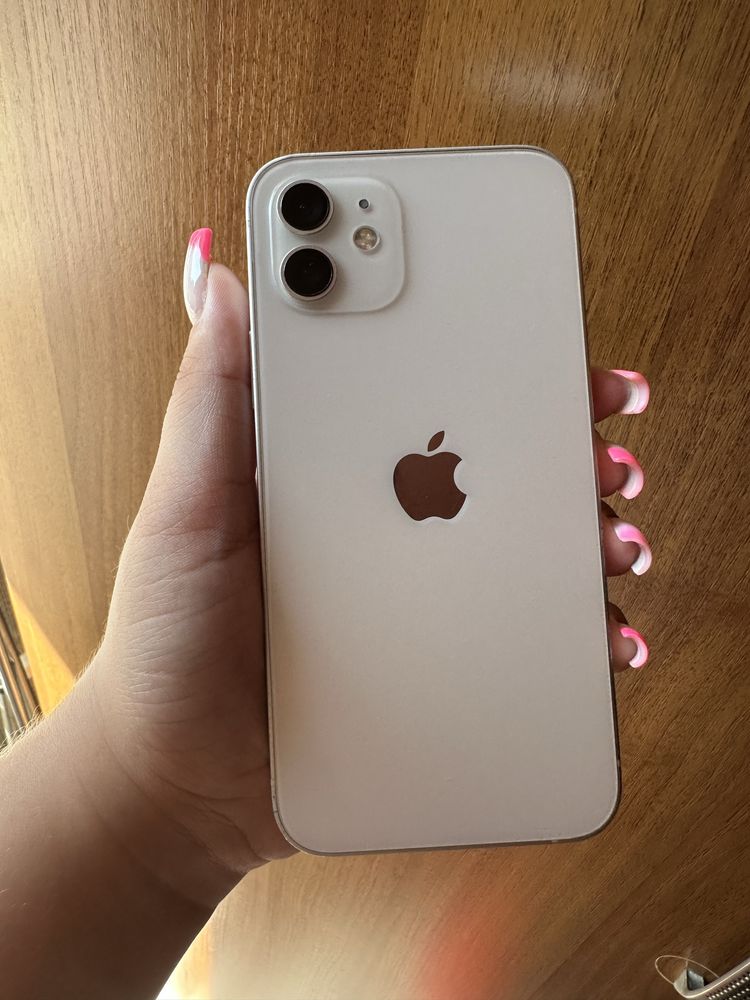 iPhone 12.