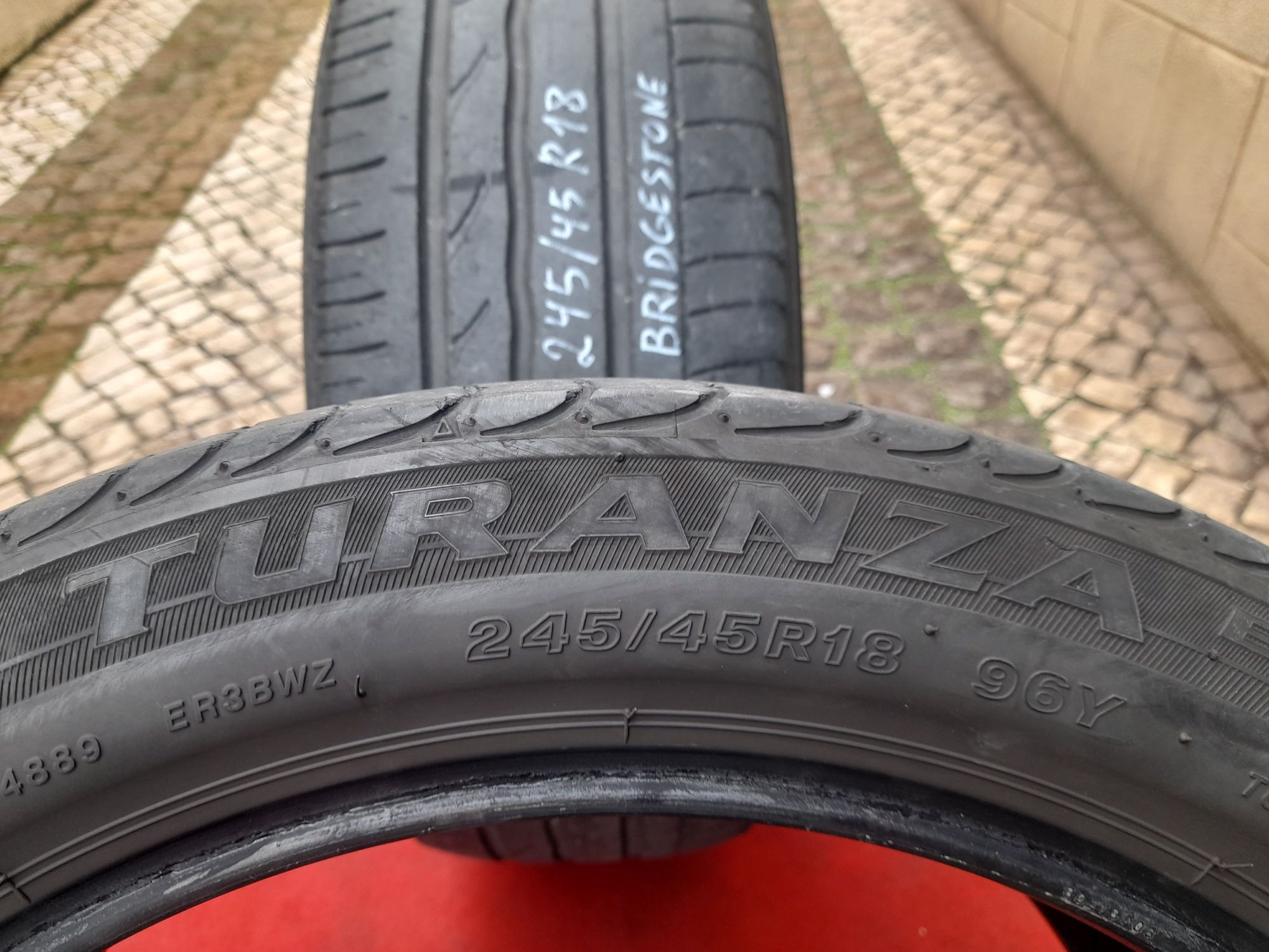 2 Pneus 215/35ZR18 e 245/45R18 Bridgestone