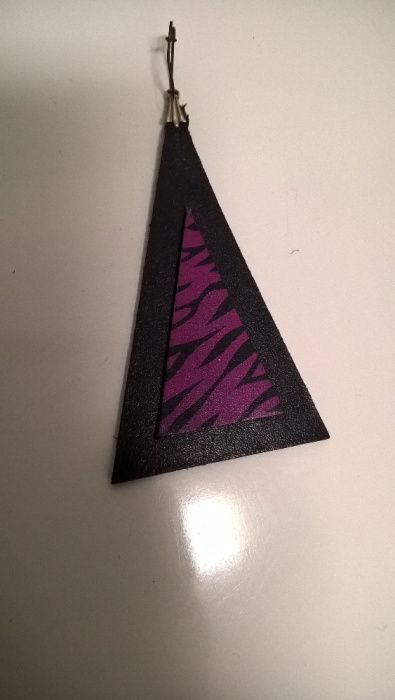 Brincos triangulares preto e roxo em pele