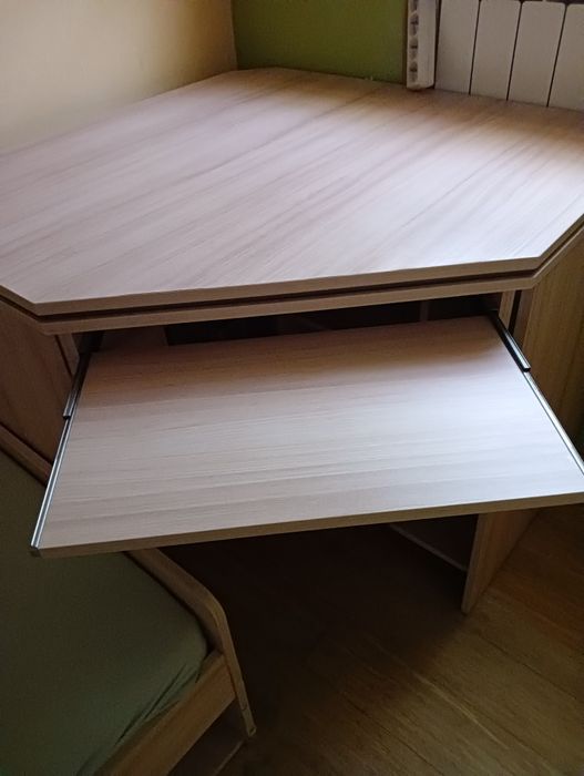 Zestaw dla ucznia biurko , półka i krzesło.