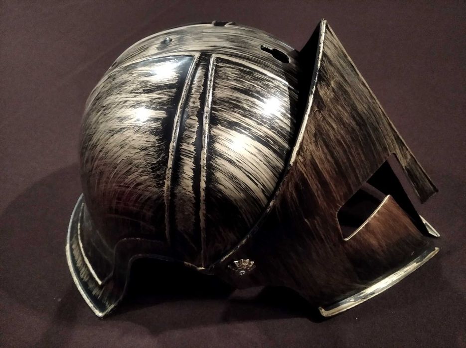Capacete e espada de guerreiro / gladiador