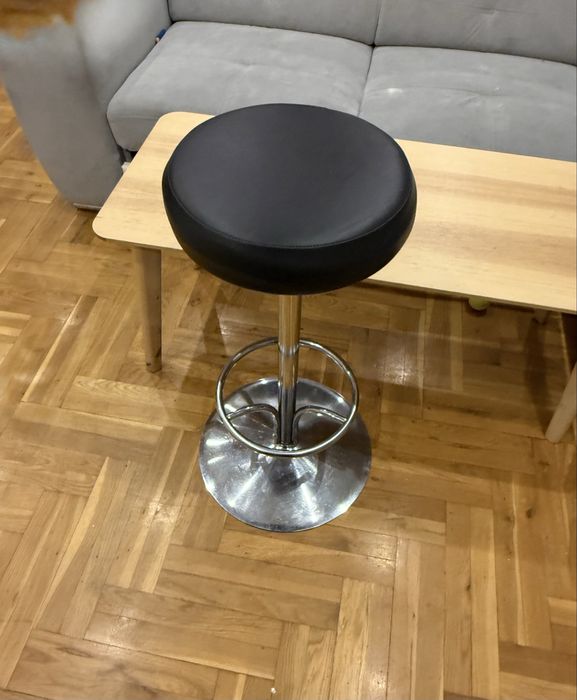 Hoker stołek barowy krzesło z czarnym siedziskiem i metalową podstawą