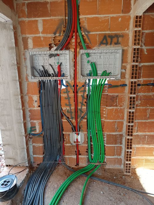 Eletricista , pintor , montador e outros