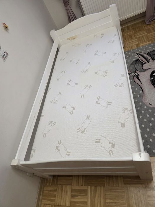 Drewniane łóżko z szufladą