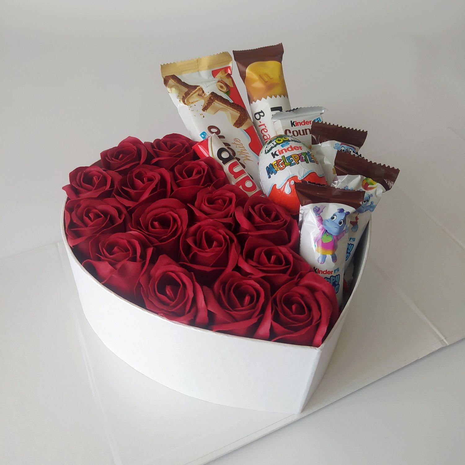 Подарункові бокси з солодощами та мильними трояндами