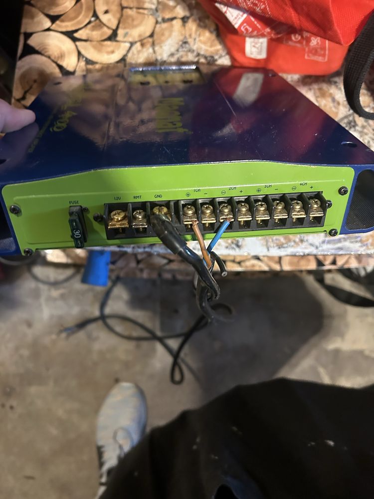 Продам сабвуфер с усилителем  Magnat 400w..