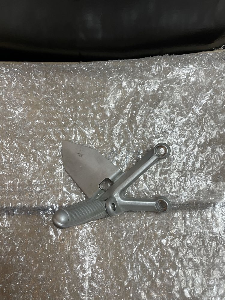 Set prawy podnóżek Ducati 749 . 999
