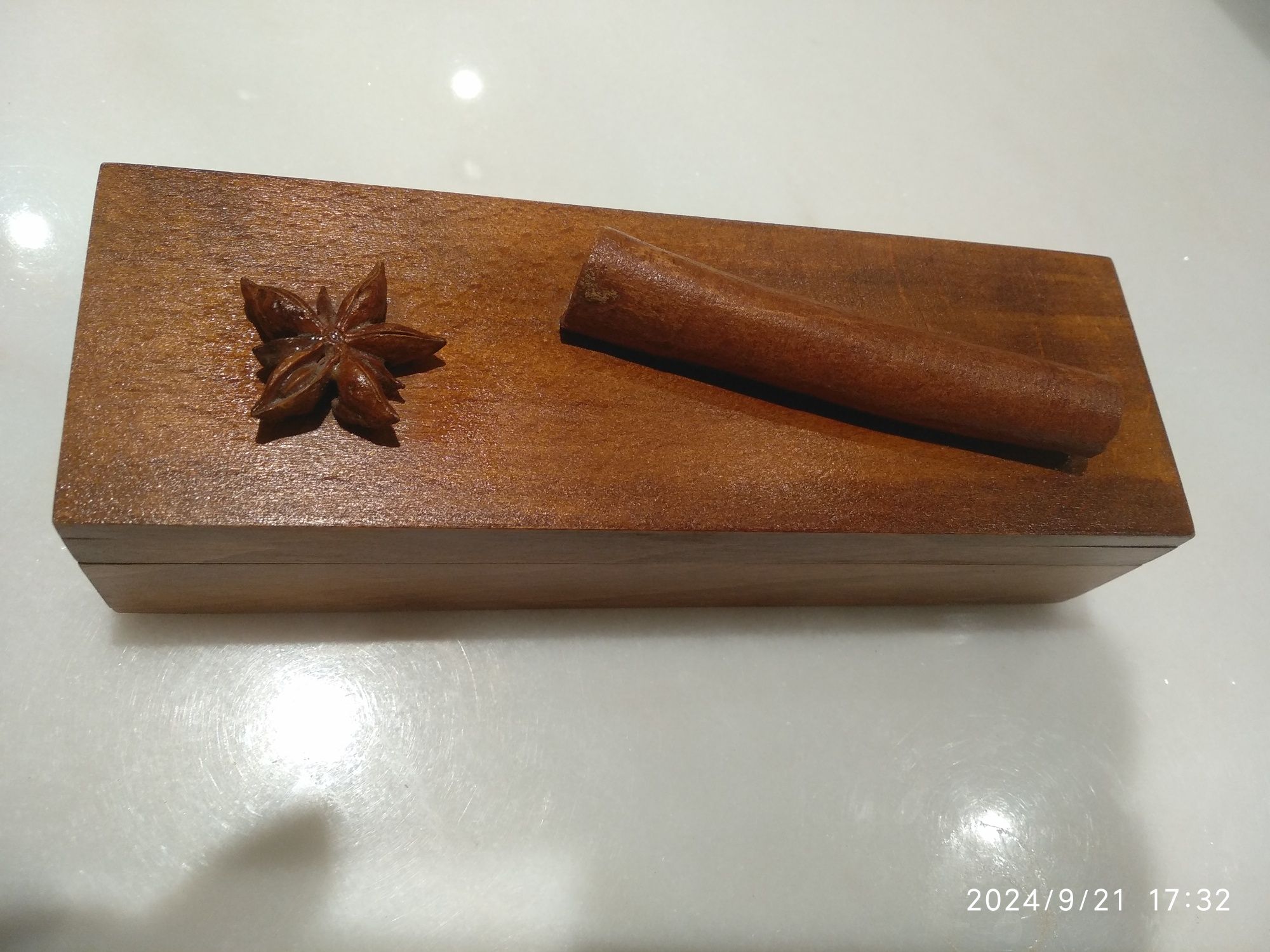 Conjunto de caixas, sendo as de madeira feitas à mão.