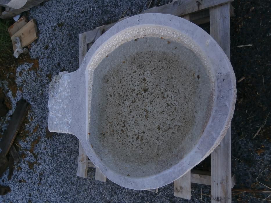 pia oval de água batismal em Lioz. peça grande