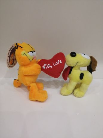 Garfield e seu amigo novo com etiqueta peluche