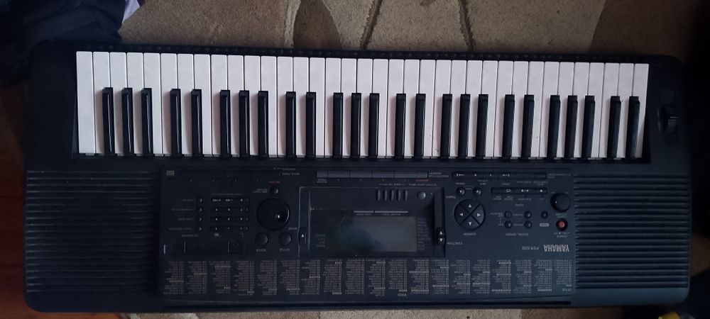 ямаха синтезатор привезений з німеччини в дуже  збережений  все робить